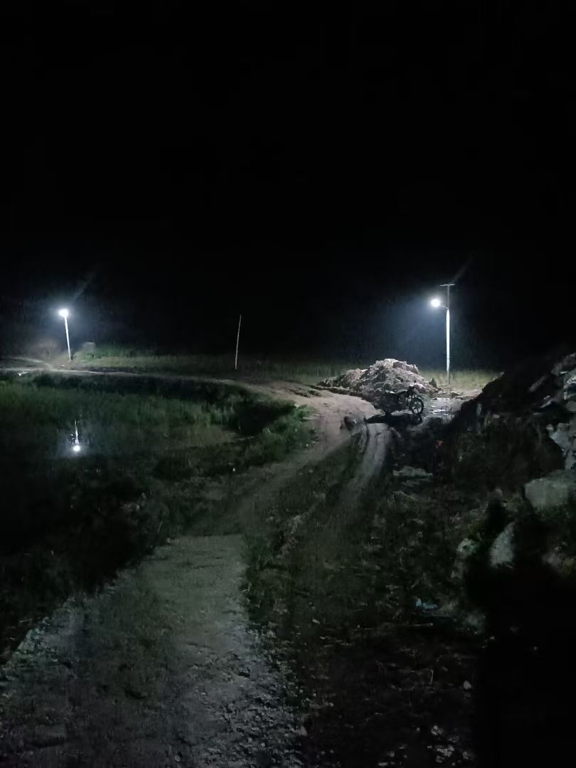 Lampu tenaga surya Mayor Wolf menerangi akses jalan pada malam hari