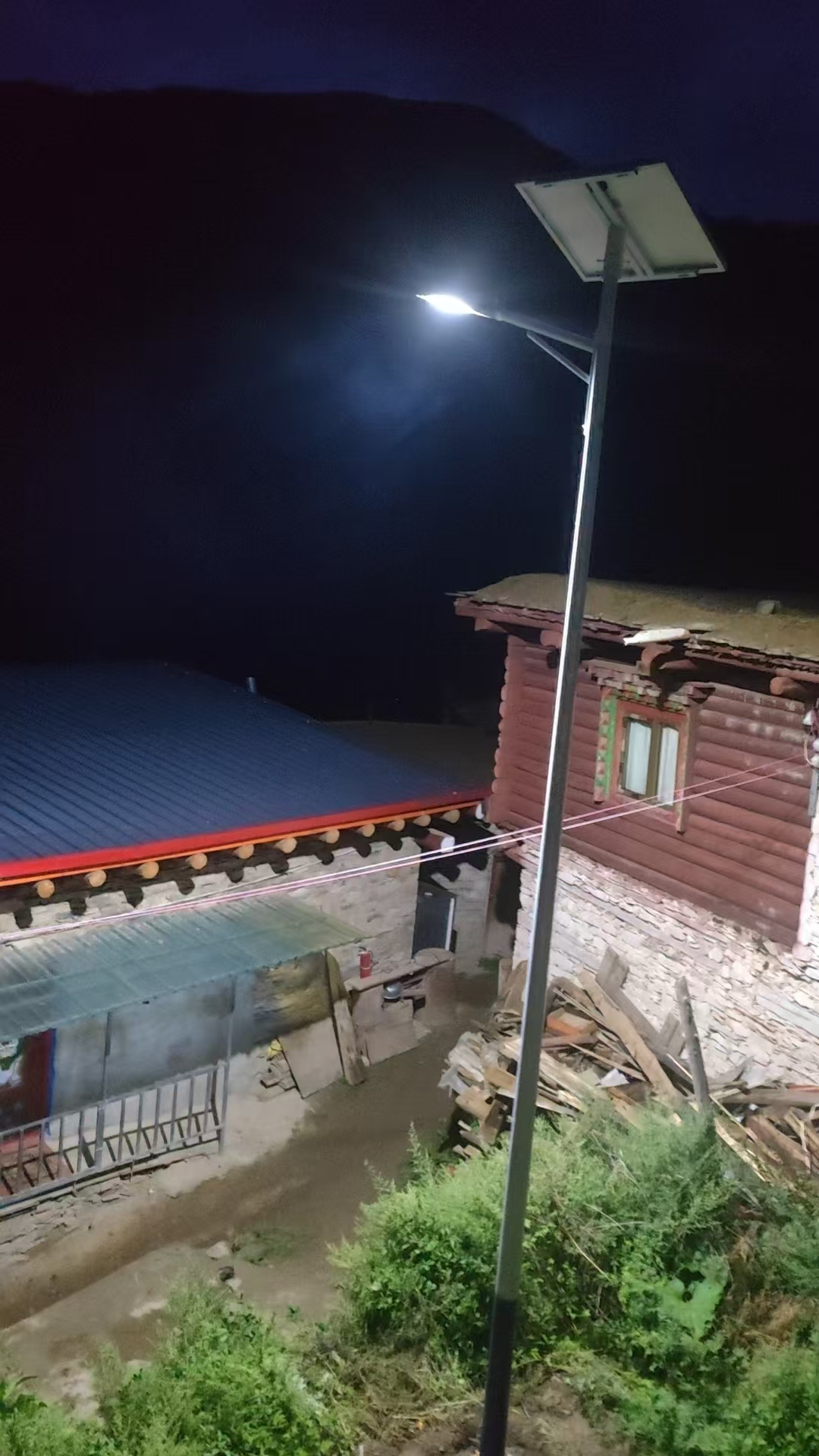 Lampu tenaga surya Mayor Wolf untuk halaman bangunan dan akses