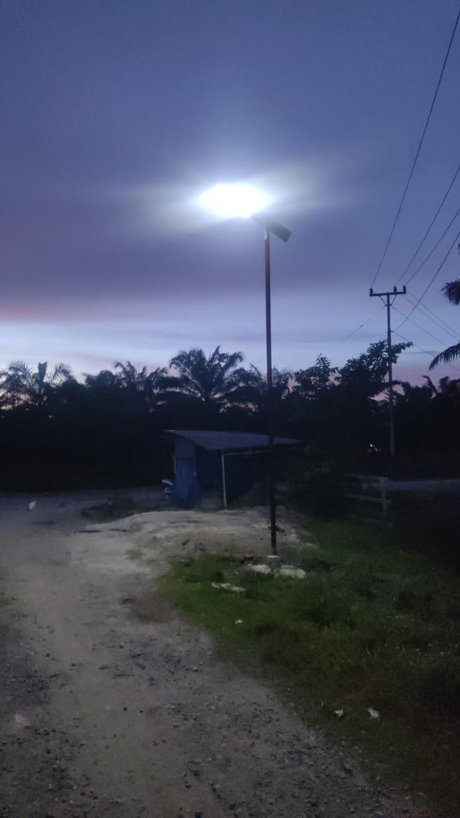 Lampu tenaga surya Mayor Wolf menerangi akses jalan lingkungan
