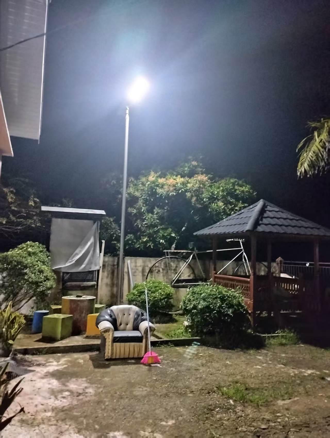 Lampu tenaga surya Mayor Wolf untuk halaman dan gazebo