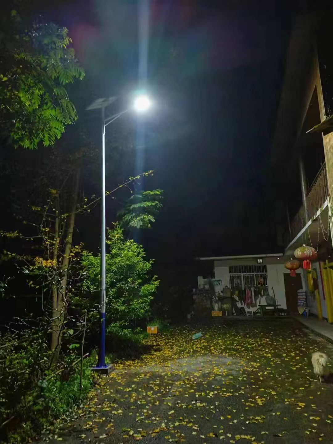 Lampu surya untuk koridor bangunan pada malam hari