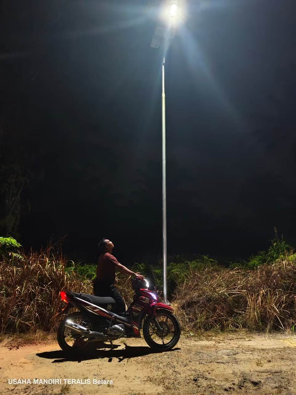 Titik cahaya lampu surya pada area jalan dan kendaraan