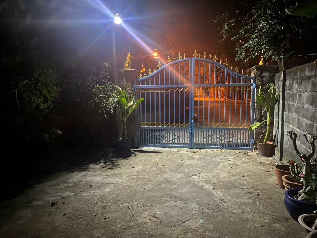 Lampu tenaga surya Mayor Wolf menerangi gerbang dan akses masuk