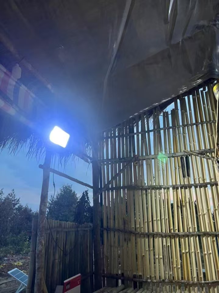 Lampu sorot tenaga surya Mayor Wolf untuk area kerja luar ruang