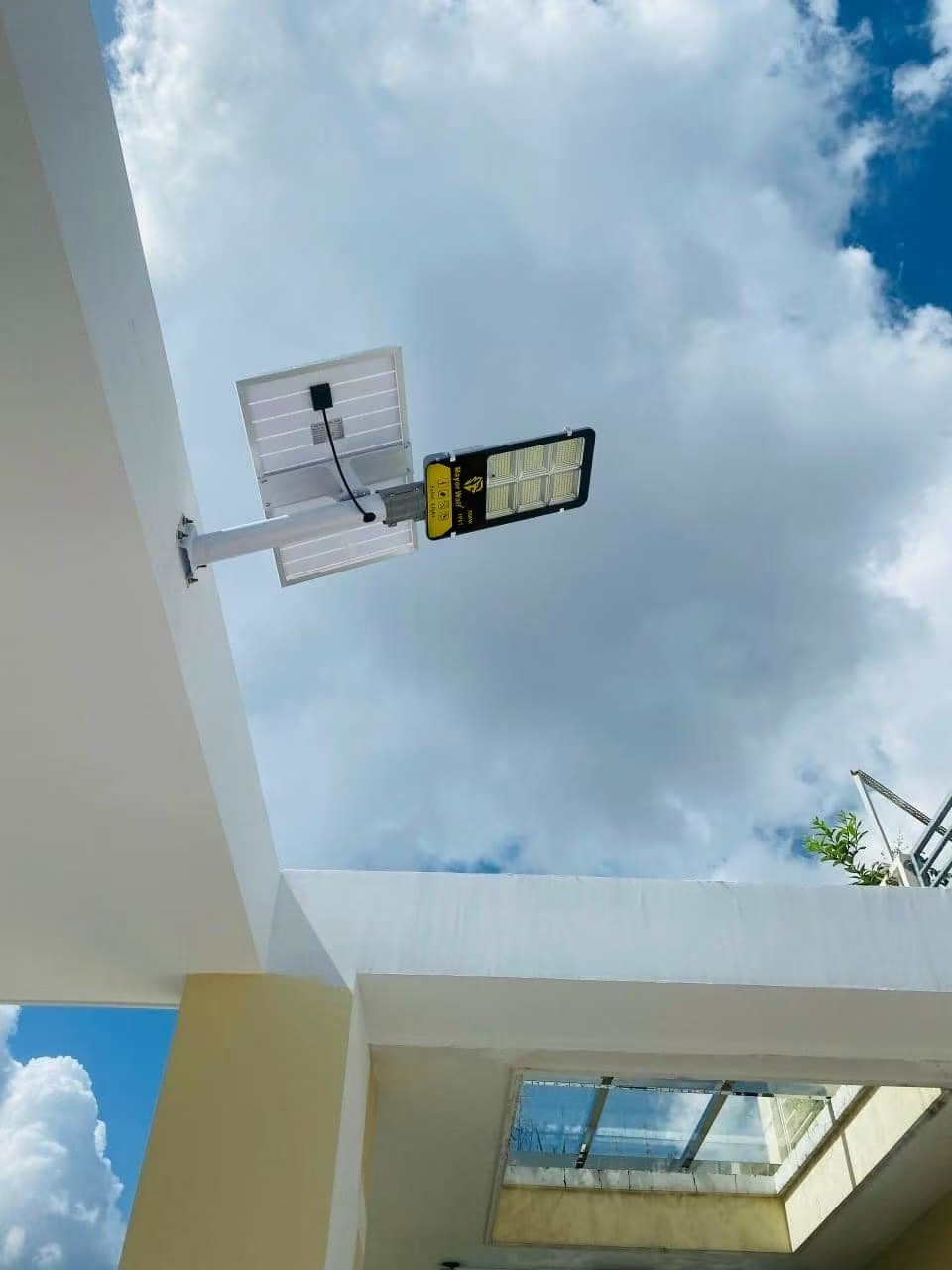 Lampu tenaga surya Mayor Wolf pada dinding bangunan