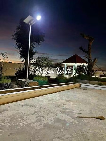 Lampu tenaga surya Mayor Wolf untuk area komersial dan signage