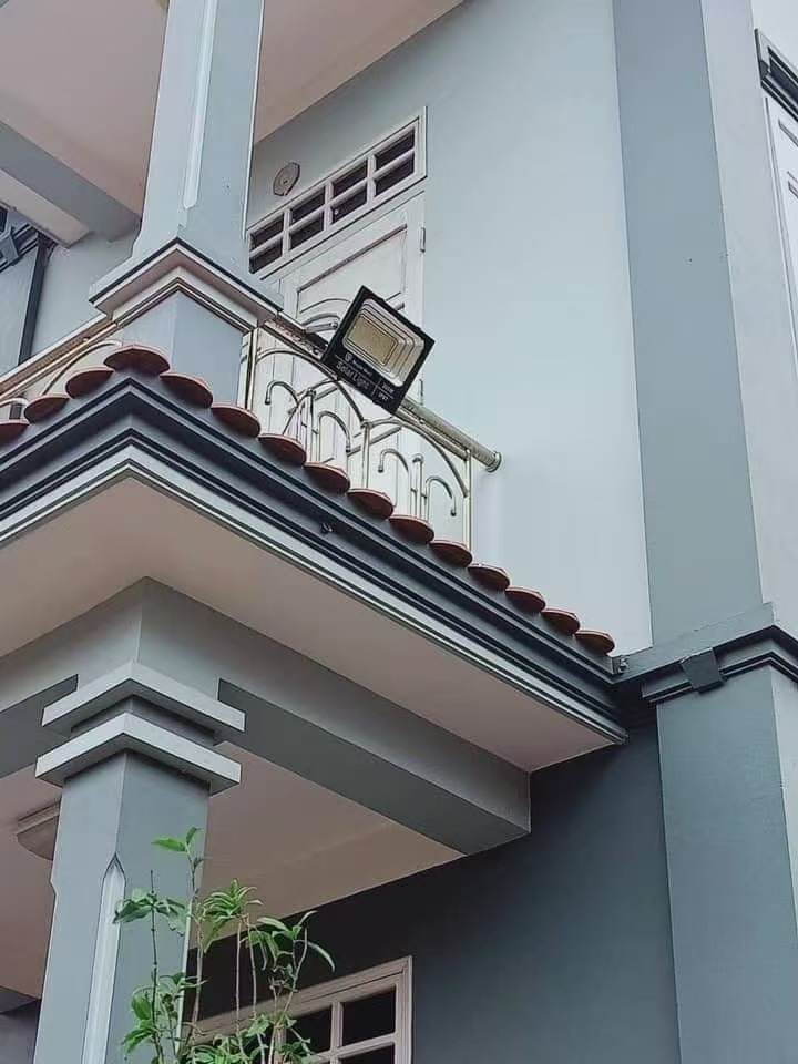 Lampu sorot tenaga surya Mayor Wolf pada balkon bangunan