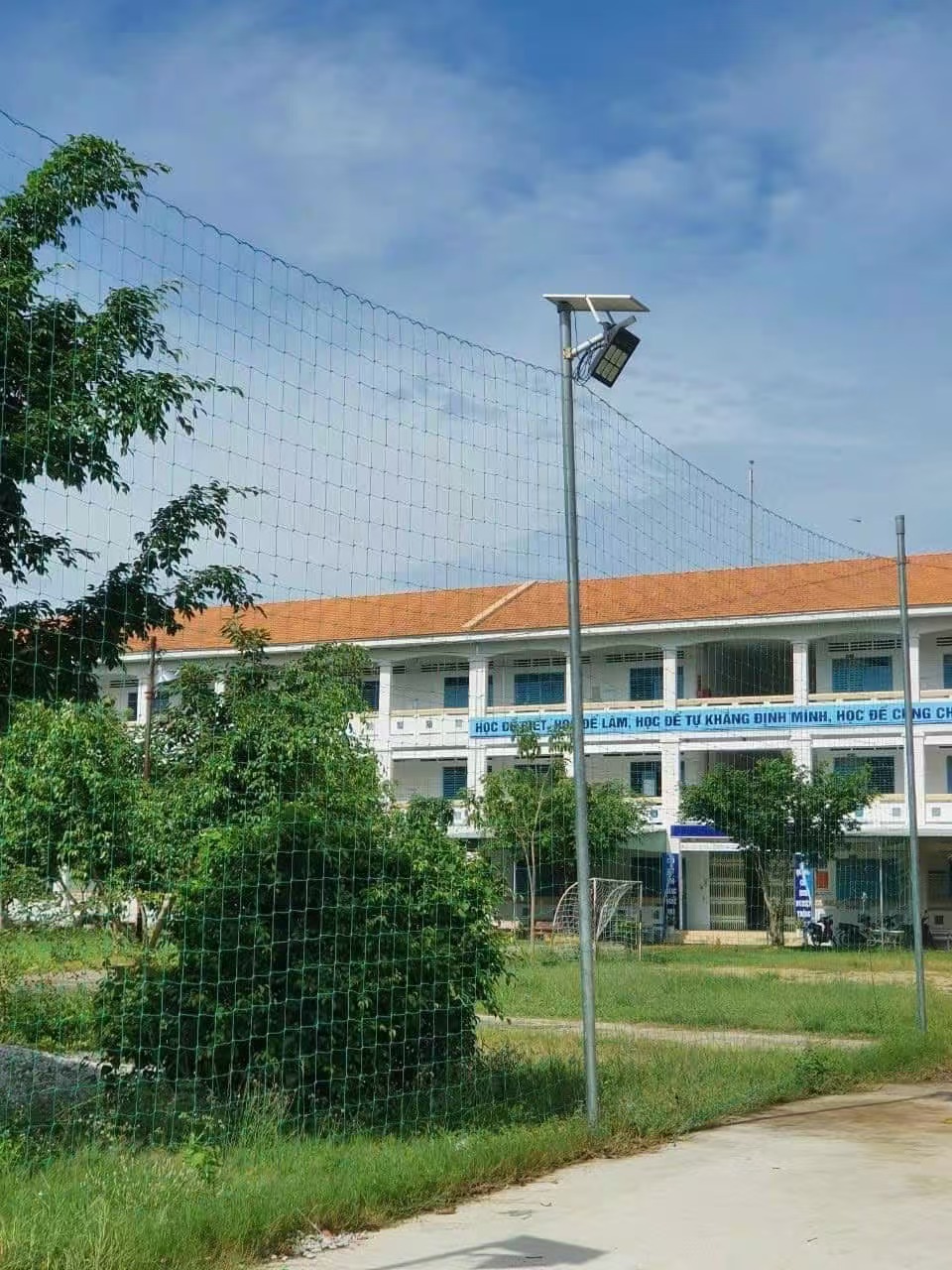 Lampu surya untuk fasilitas pendidikan dan area publik