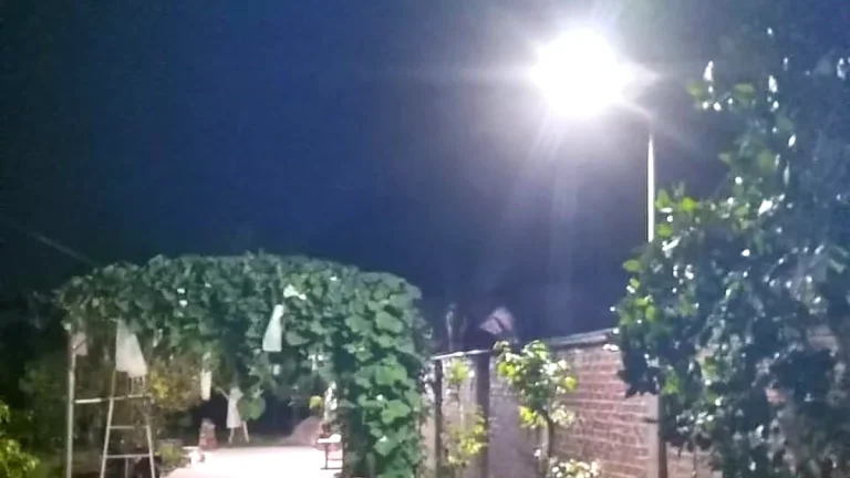 Bukti lampu tenaga surya menyala di area proyek malam hari