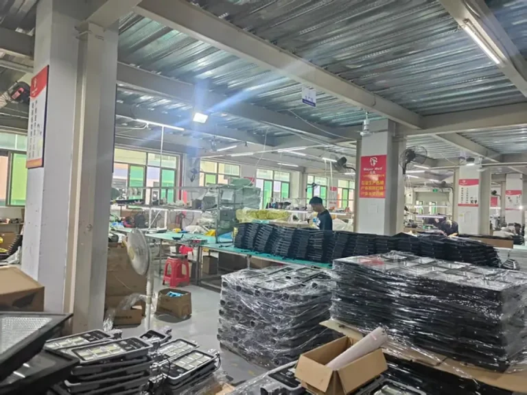 Produksi dan pengecekan lampu tenaga surya Mayor Wolf