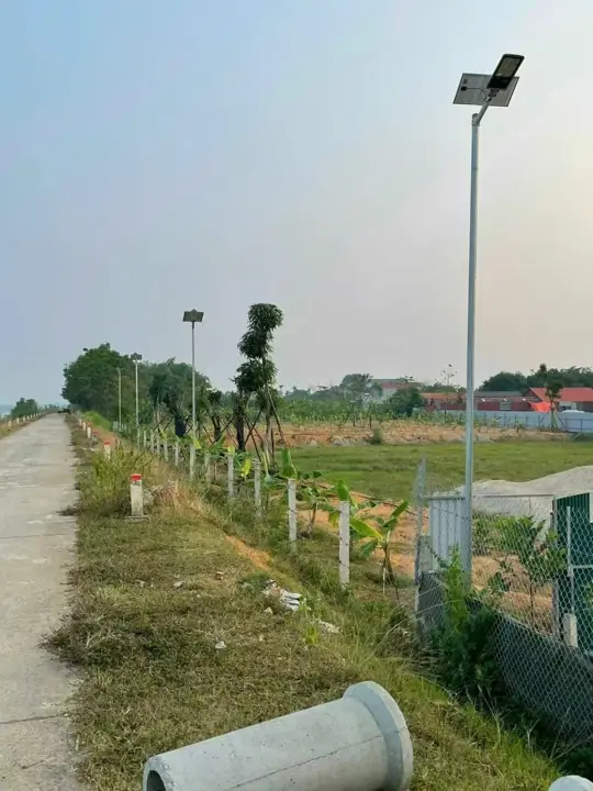 Lampu jalan tenaga surya terpasang di jalan area proyek